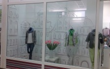 Оформление витрины для магазина детской одежды АПРИОРИ