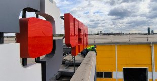 Крышная конструкция. Световые объемные буквы из красного акрила. Высота буквы 1 метр. г. Челябинск, Свердловский тр.11